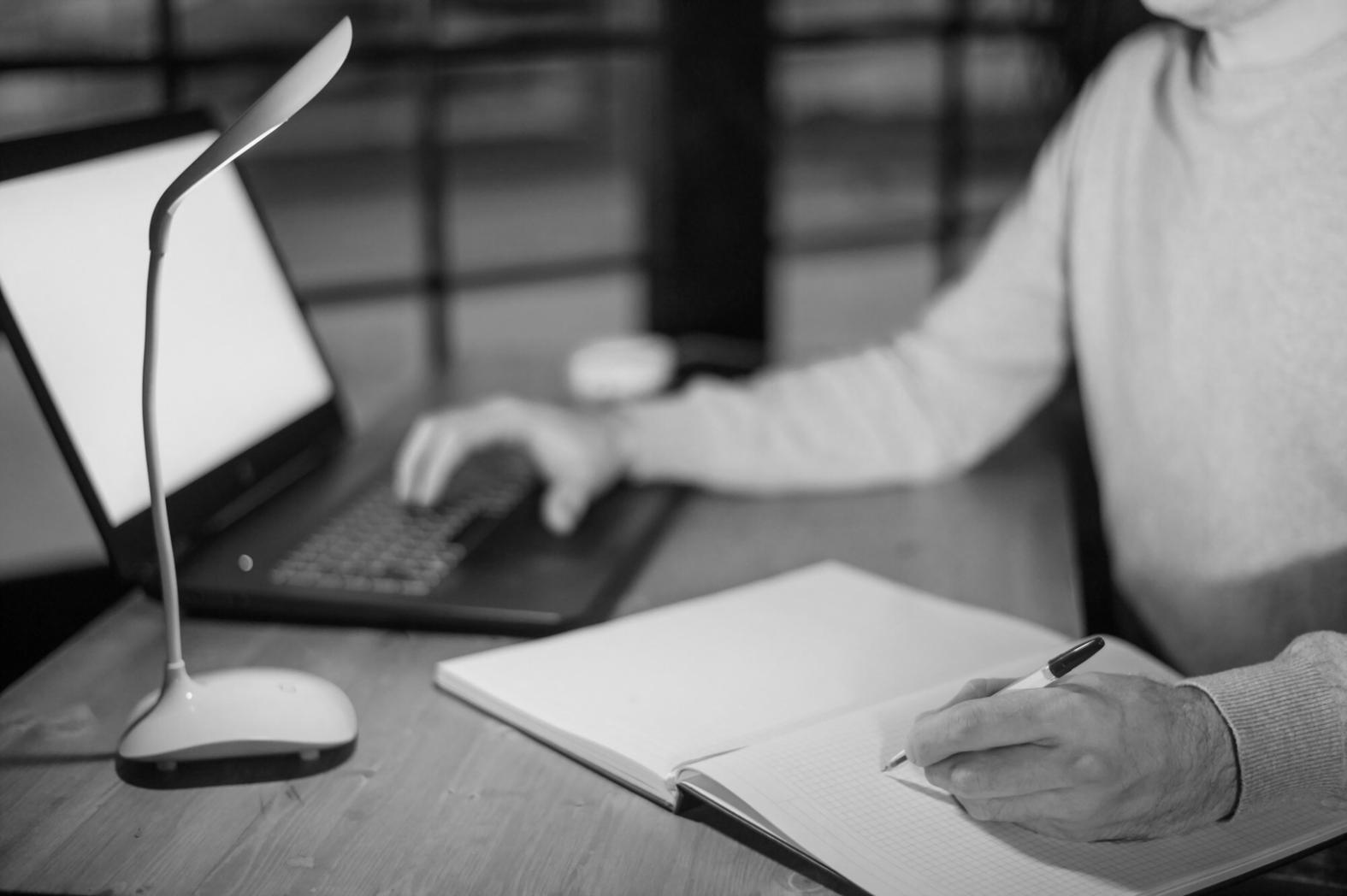Équipe en formation collaborative sur la planification financière