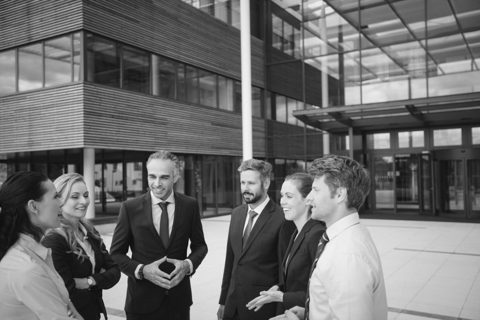 Participants travaillant sur des études de cas réelles